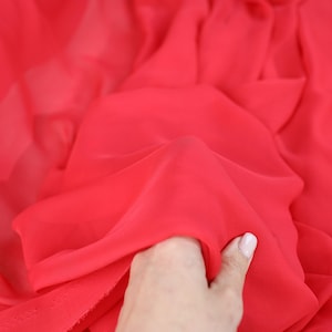 Rode chiffon om te naaien op maat gesneden, zachte en matte polyester chiffon voor bruidsjurken, decor, badjassen 1192