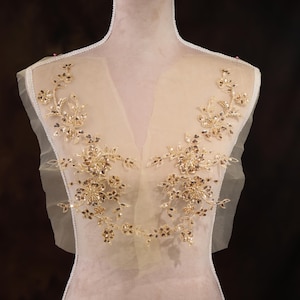 Para złotych haftowanych aplikacji z cekinami: DIY do zdobienia kostiumów