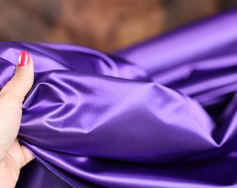 Tessuto in raso da sposa viola: poliestere, drappeggio elegante, tagliato su misura