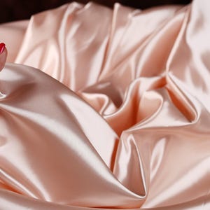 Satén para novias en color rosa polvoriento: poliéster brillante, caída suave, corte a medida.