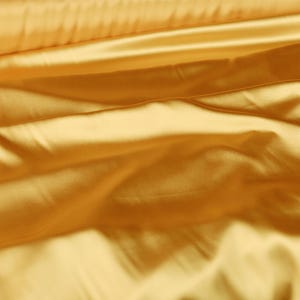 Tela de satén charmeuse color oro oscuro: poliéster brillante para vestidos de novia y drapeados - cortada a medida