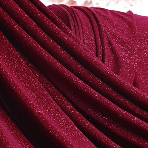 Tecido de elastano com glitter bordô: material brilhante com elasticidade em 4 direções.