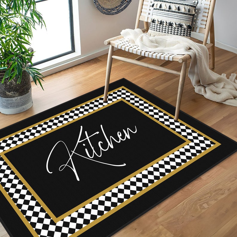 Puede incluir: Alfombra de cocina a cuadros negros y blancos con borde dorado y la palabra "Cocina" escrita en cursiva blanca.
