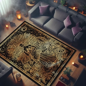 Könnte beinhalten: Ein rechteckiger Teppich mit schwarzem Hintergrund und komplexen goldenen Linienzeichnungen. Das Design zeigt eine zentrale Figur mit langem, fließendem Haar, umgeben von Himmelsmotiven, Sternen, einer Mondsichel und detaillierten Blumenmustern.