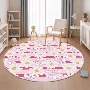 Tapis pour enfant marguerites roses, tapis fleurs marguerites, tapis marguerites rondes roses, tapis blanc à motifs floraux, tapis rond à motifs fleurs marguerites, carpette à fleurs