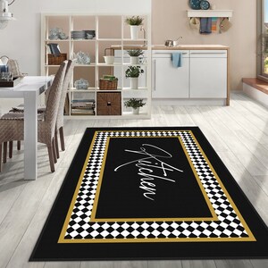 Puede incluir: Alfombra de cocina a cuadros negros y blancos con borde dorado y la palabra "Cocina" escrita en cursiva blanca.