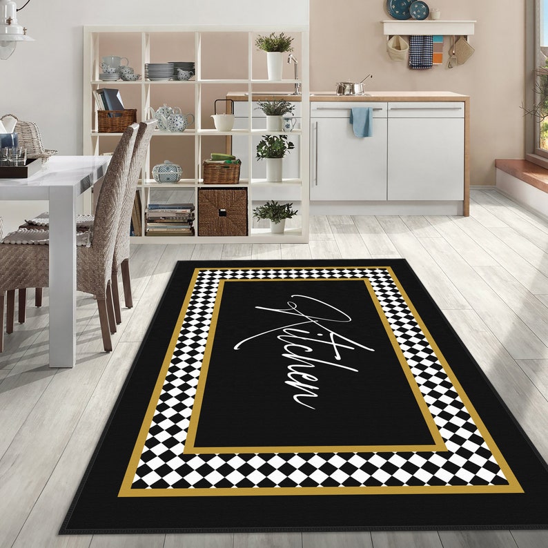 Puede incluir: Alfombra de cocina a cuadros negros y blancos con borde dorado y la palabra "Cocina" escrita en cursiva blanca.
