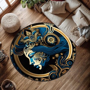 Pode incluir: Um tapete circular com o perfil estilizado de um rosto em tons de azul profundo, azul claro e dourado. O design inclui padrões intrincados de redemoinhos, cabelo fluido e elementos celestiais como estrelas e sóis num fundo preto.