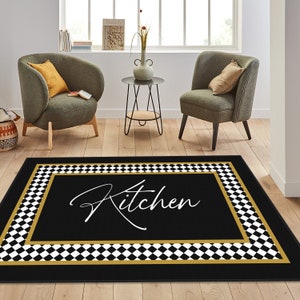 Puede incluir: Alfombra de cocina a cuadros negros y blancos con borde dorado y la palabra "Cocina" escrita en cursiva blanca.