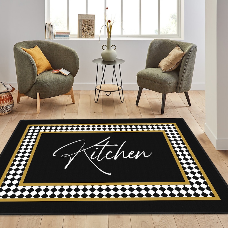 Puede incluir: Alfombra de cocina a cuadros negros y blancos con borde dorado y la palabra "Cocina" escrita en cursiva blanca.
