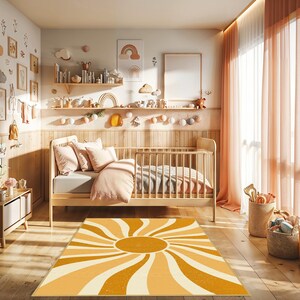 Könnte beinhalten: Ein Kinderzimmer mit einem Holzbett und einem gelben und orangen Sonnenstrahlen-Teppich. Die Wände sind mit Holzregalen, Lichterketten und einem Regenbogen-Druck verziert.