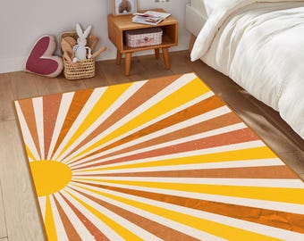 Könnte beinhalten: Ein rechteckiger Teppich mit einem Sonnenstrahlenmuster in abwechselnden Streifen in Gelb-, Orange- und Weißtönen. Das Design zeigt eine halbkreisförmige gelbe Sonne in der unteren linken Ecke, von der Strahlen über die gesamte Fläche ausgehen.