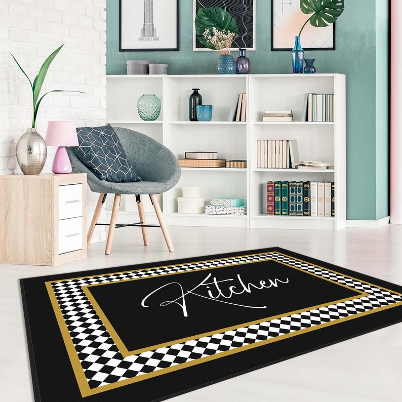 Puede incluir: Alfombra de cocina a cuadros negros y blancos con borde dorado y la palabra "Cocina" escrita en cursiva blanca.