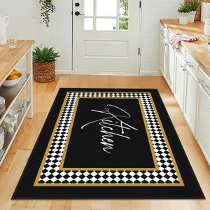 Puede incluir: Alfombra de cocina a cuadros negros y blancos con borde dorado y la palabra "Cocina" escrita en cursiva blanca.