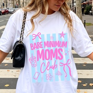 Bare Minimum Moms Club PNG, rolig lat mamma-tröja, trött mammalivsdesign, dålig mammaklubb-tröja, sublimeringsnedladdning