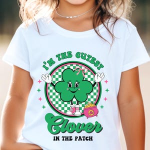 St Patricks Day Mädchen | Niedliches Kleeblatt im Patch Kinder T-Shirt Design | Digitaler Download