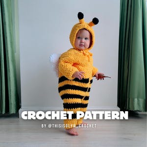 Puede incluir: Un disfraz de abeja de ganchillo a rayas amarillas y negras con capucha, dos antenas y alas blancas en la espalda. El texto CROCHET PATTERN BY @THISISOLYA_CROCHET está impreso en blanco en la parte inferior de la imagen.
