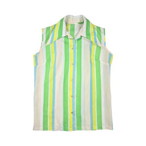 Pode incluir: Uma camisa sem mangas com botões e um padrão de riscas verticais em tons de verde lima, amarelo brilhante, azul claro e creme. A peça tem um colarinho pontiagudo e uma carcela frontal com cinco botões redondos visíveis ao centro.