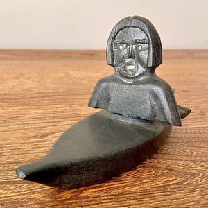 Indigenous Soapstone Kayaker with Seal, Inuit Hunter in Kayak, Signed in Syllabics, Possible Chisasibi ᒋᓴᓯᐱ Canada Cree art, 7.5&quot; (19 cm)