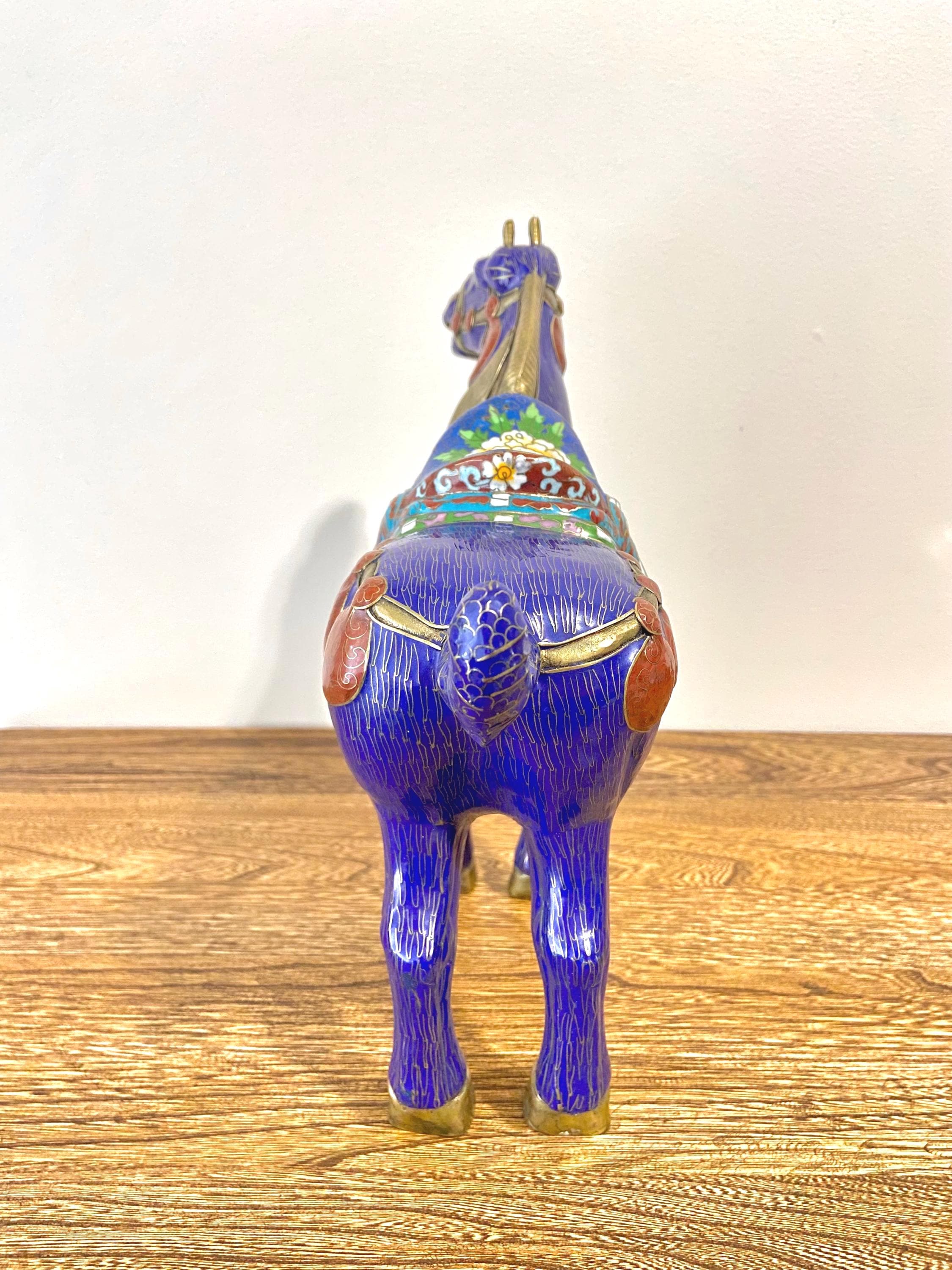 大型ヴィンテージ中国製七宝焼き馬の置物、花の鞍をつけた大型エナメル
