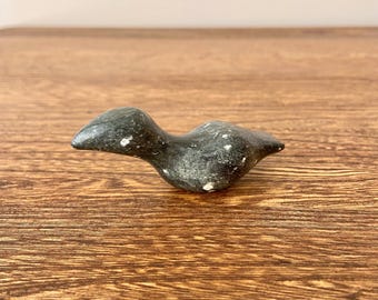 Vintage Canadese speksteenvogelsculptuur van DIMU, handgesneden Inuit-stijl kunst door Dieter Muckenheim, gesigneerd beeldje van 3 inch