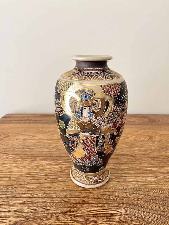 【峰雲】花瓶 日本製 Japanese Antique Vintage Vase Antique Japanese Satsuma Moriage Vase Signed Kinzan 金山, Gilt