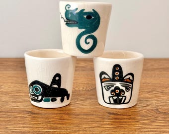 Set van 3 vintage Lambert Potteries Sardis BC keramische borrelglaasjes of eierdopjes, ontwerp noordwestkust orka, bliksemslang en bever