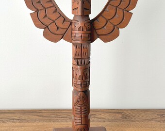 Totem vintage di Danny Joseph Kwakiutl, Aquila Sole Uomo Selvaggio che tiene Salmone, Intaglio in legno firmato, Arte del Pacifico nord-occidentale Canada, 13,5"