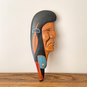 Northwest Coast handgeschnitzte einheimische Kunst, 1985 Häuptling Raven Squamish Indigene Holzwandmaske, signiert von Ian Joseph