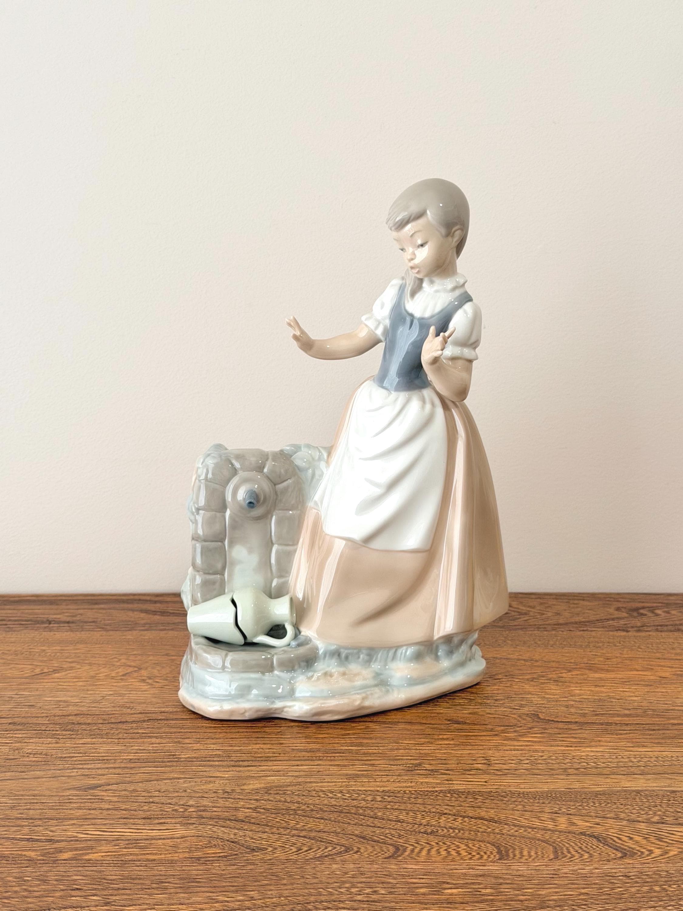 スペイン製「LLADRO NAO」水汲みの女性　インテリア　陶器置物 34cm高 Vintage NAO by Lladro Fountain Girl Figurine, Spanish Porcelain