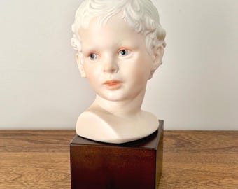 Busto vintage di Cupido Cybis Eros, firmato, in porcellana biscuit, raffigurante un bambino su base di legno, dio greco dell'amore, decorazione per mensole e camini, USA