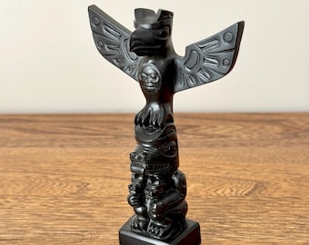 Totem vintage raffigurante un corvo, un orso e i suoi cuccioli, scultura in miniatura della costa nord-occidentale del Pacifico, oggetto da collezione canadese, regalo per un mentore.