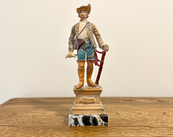 Statuetta di soldato d'epoca con cappello su base in marmo autentico, realizzata in Italia, idea regalo, Athos Tre Moschettieri, statuetta di spadaccino gentiluomo
