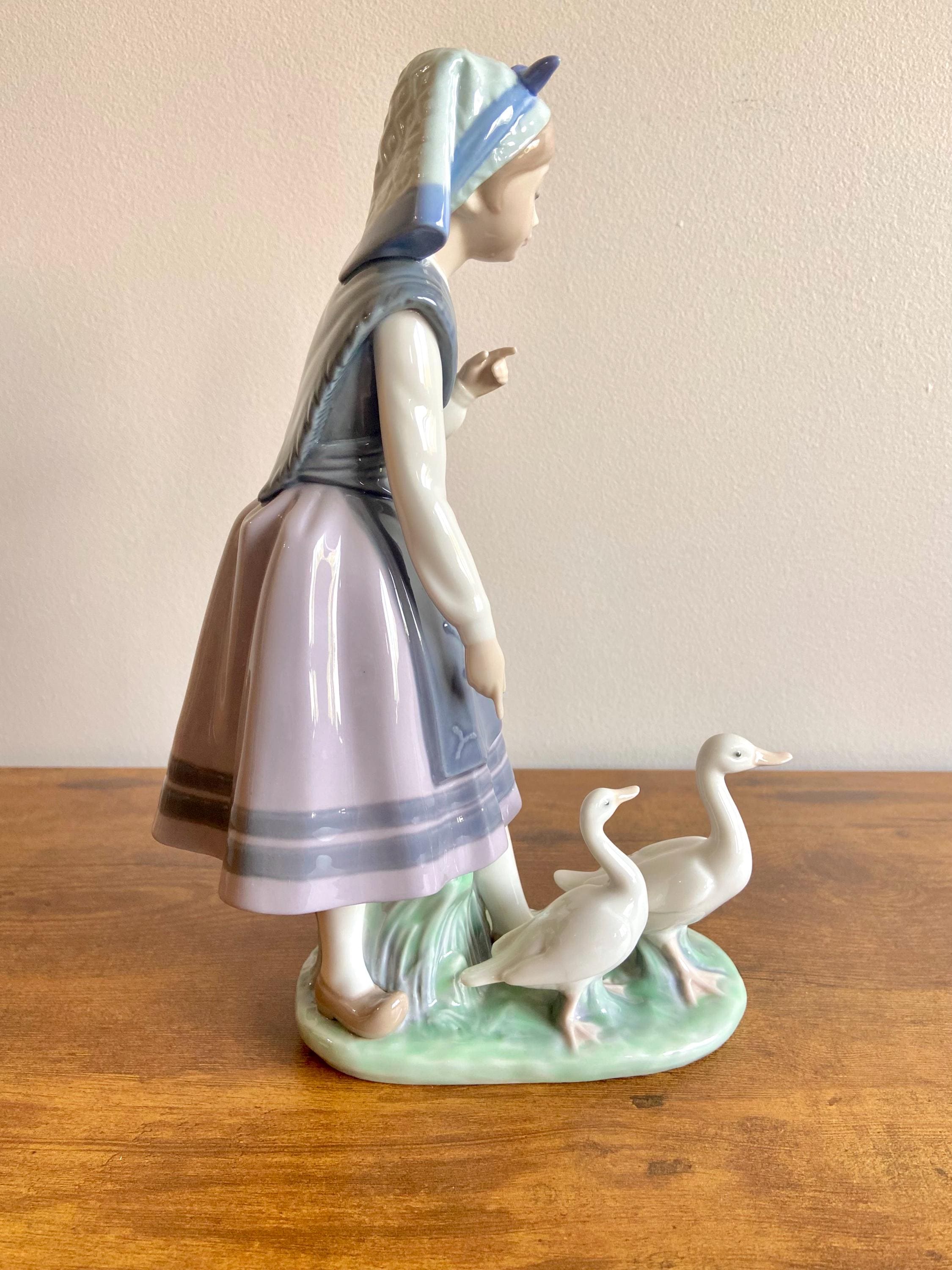 【極美品 絶版 箱付】リヤドロ LLADRO 5202「少女と2匹のアヒル」 極美品 絶版 箱付】リヤドロ LLADRO 5202「少女と2匹のアヒル」 LLADRO