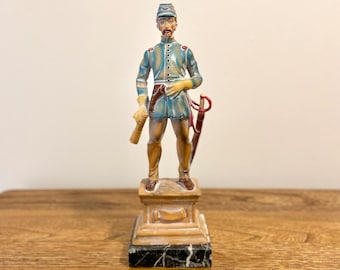 Statuetta vintage di soldato italiano, dipinta a mano, base in marmo, statua decorativa da collezione, realizzata in Italia, idea regalo