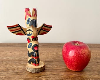 ヴィンテージの手彫りオジブワトーテムポール、カナダ先住民アート、高