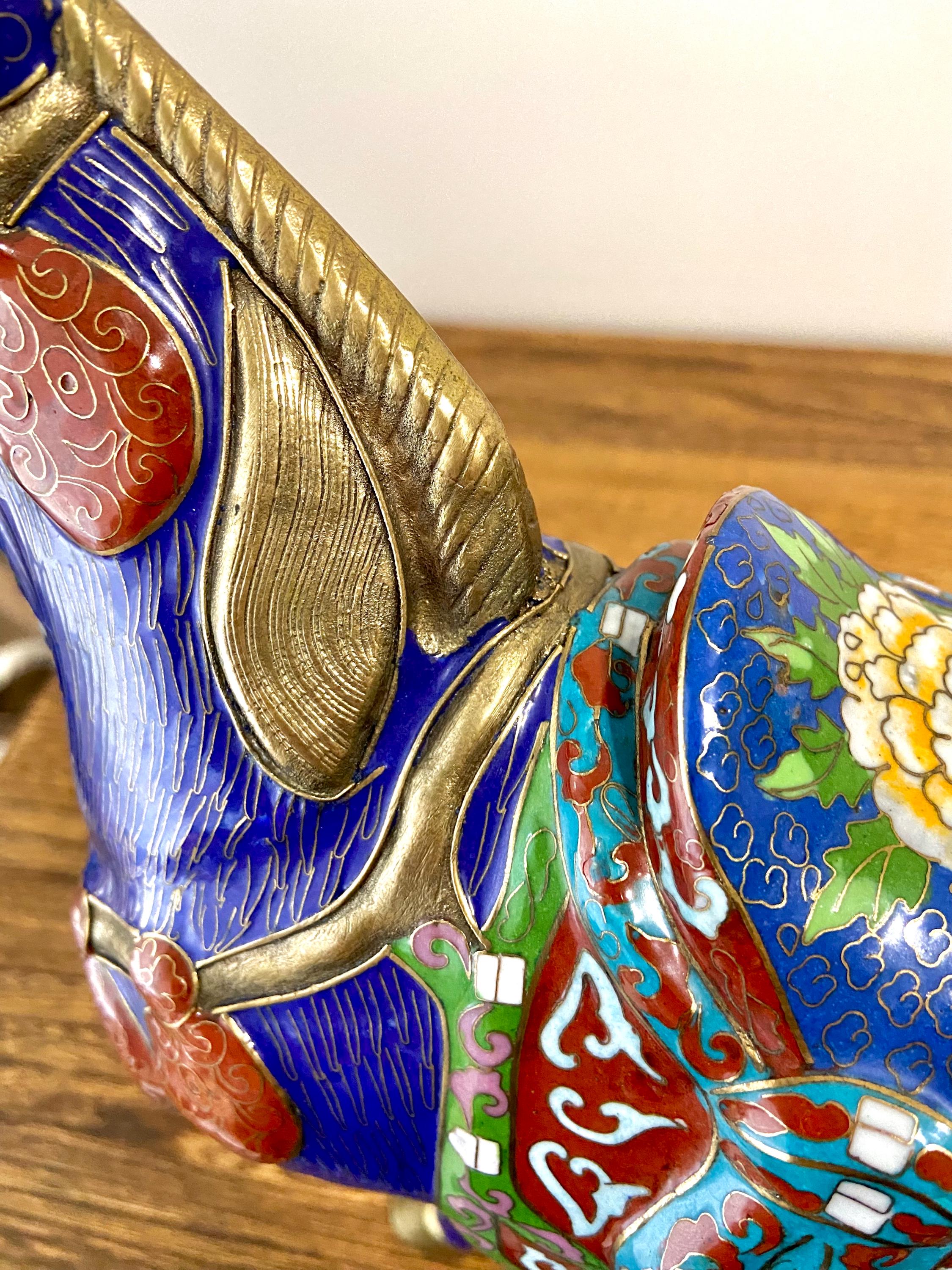 大型ヴィンテージ中国製七宝焼き馬の置物、花の鞍をつけた大型エナメル