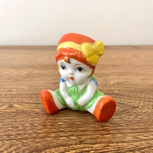 Raro porta stuzzicadenti vintage o vaso in miniatura, ragazza carina in abito verde, realizzato in Giappone, statuetta in porcellana dipinta a mano, altezza 3&quot;