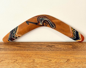 Boomerang vintage di creazioni aborigene, Queensland, Australia, motivo uccello emù dipinto a mano, decorazione da parete in legno, 36 cm (14,25")