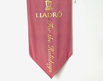 Striscione vintage Lladro "For the Holidays", insegna per esposizione in negozio, gagliardetto in tessuto con nappa dorata, pubblicità natalizia, regalo per collezionisti.