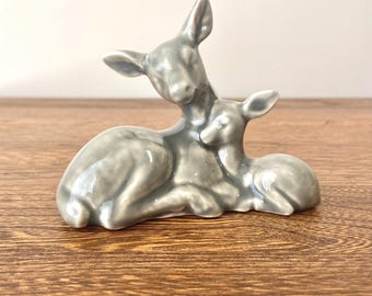 Statuetta in ceramica vintage raffigurante una mamma cerva con il suo cucciolo, una cerva e un cerbiatto, smalto grigio, porcellana Algonquin, Upper Village, Canada