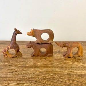 Vintage Tier-Serviettenhalter, Safari handgeschnitzte hölzerne 4er-Set Serviettenringe - Giraffe, Elefant, Löwe, Büffel, einzigartige rustikale Tischdekoration