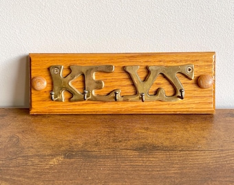 Gancho de pared vintage de latón y madera con forma de llave, de mediados de siglo, organizador de 5 ganchos, 8,25 pulgadas, ideal para decorar la entrada.