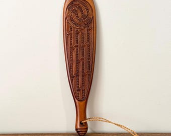 Club Maori vintage in legno intagliato, arte neozelandese con dettagli a spirale, decorazione murale polinesiana, regalo per appassionati di storia.