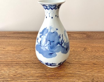 Vaso cinese d'epoca in porcellana blu e bianca con giada, raffigurante un drago dipinto a mano e un disegno immortale, marchio Qianlong, metà del XX secolo.