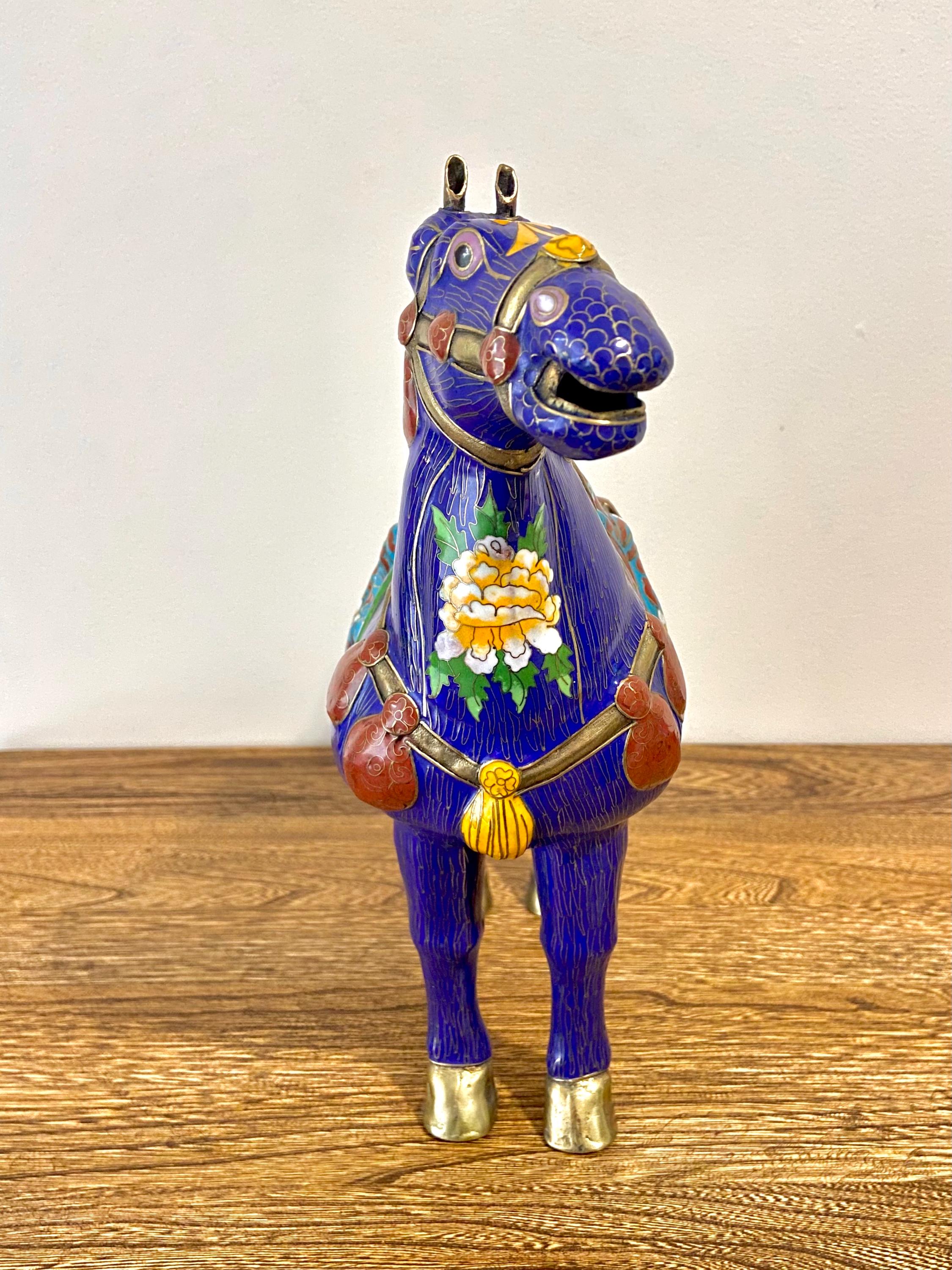 大型ヴィンテージ中国製七宝焼き馬の置物、花の鞍をつけた大型エナメル