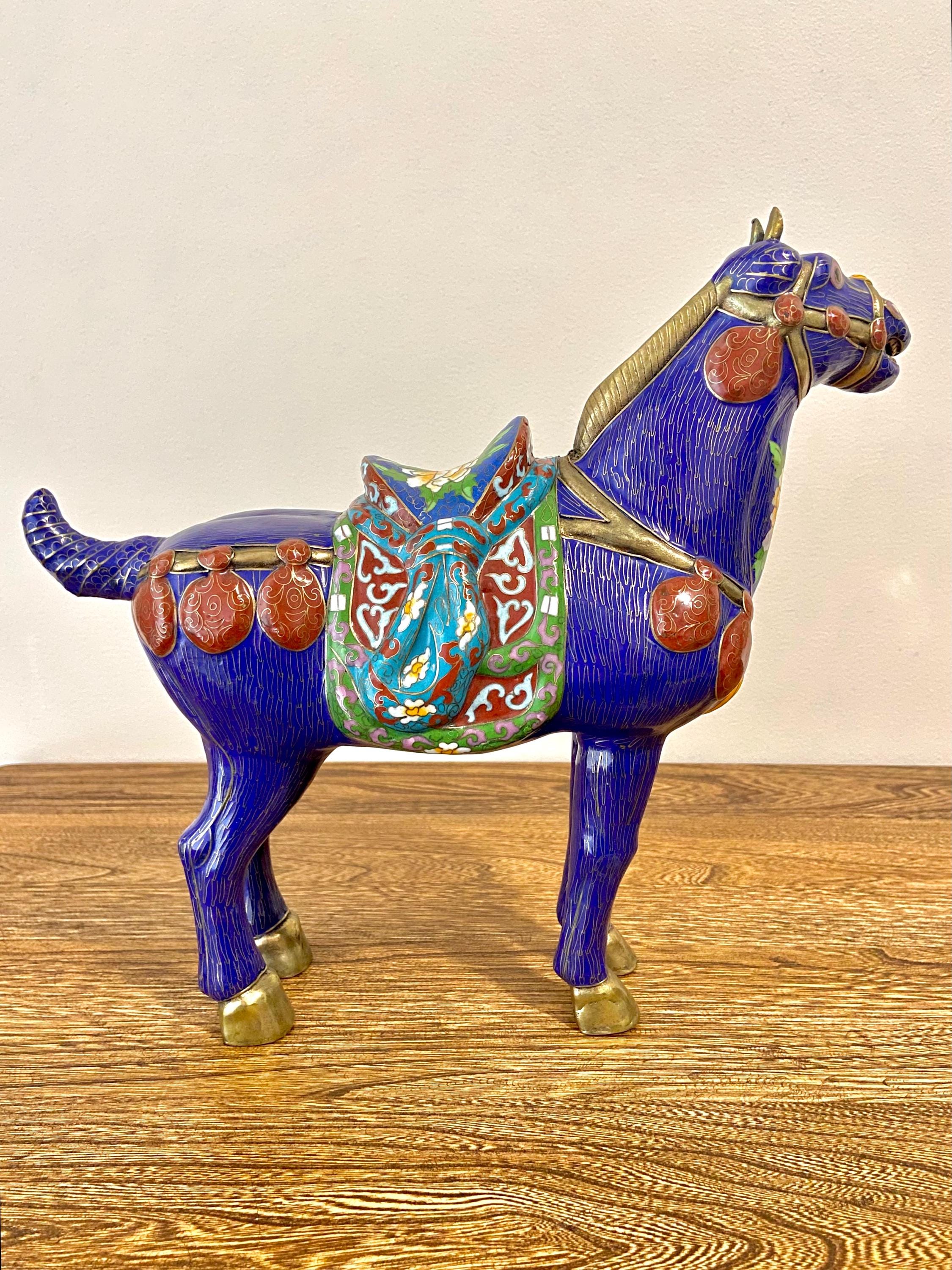 大型ヴィンテージ中国製七宝焼き馬の置物、花の鞍をつけた大型エナメル