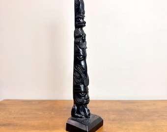 Totem vintage di grandi dimensioni di BOMA Canada - Scultura in stile costa nord-occidentale, Columbia Britannica, 12,5" (31,5 cm)
