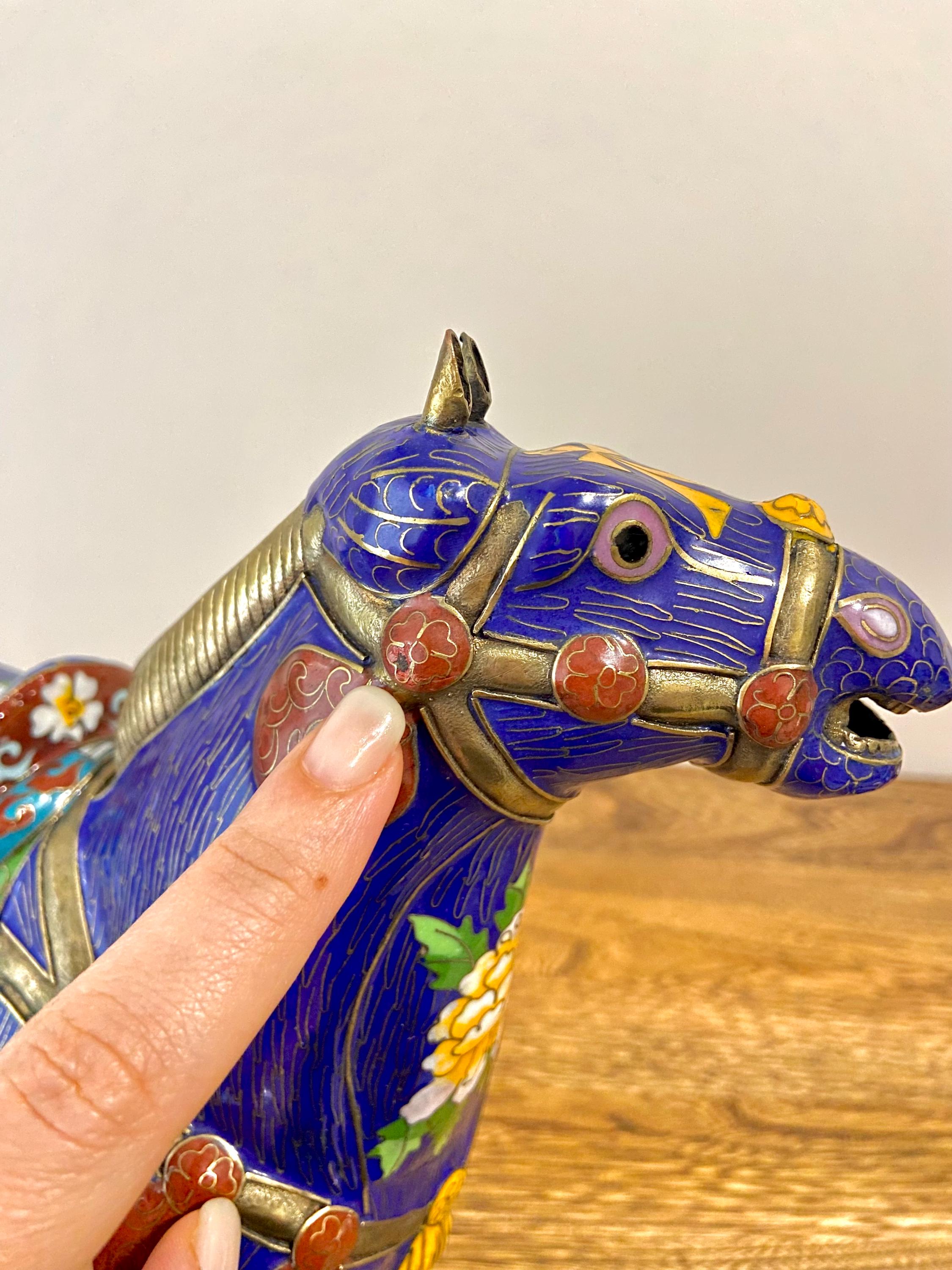 大型ヴィンテージ中国製七宝焼き馬の置物、花の鞍をつけた大型エナメル