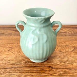 Vintage kinesisk celadonvas med handtag, relief med bandrosett, grön glasyr i Longquan-stil, liten knoppvas 12,5 cm